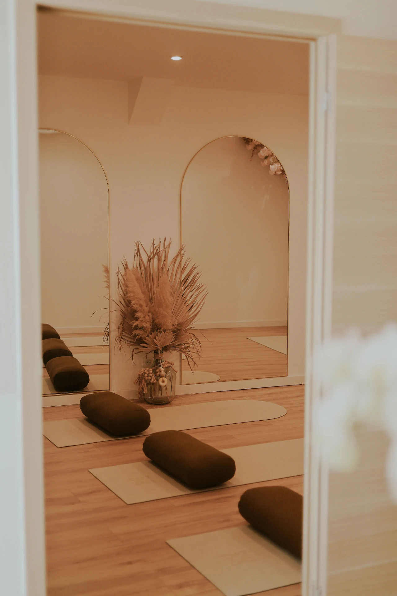 Salle de Yoga et Pilates Studio Confidence à Marseille, tapis, bolsters et miroirs