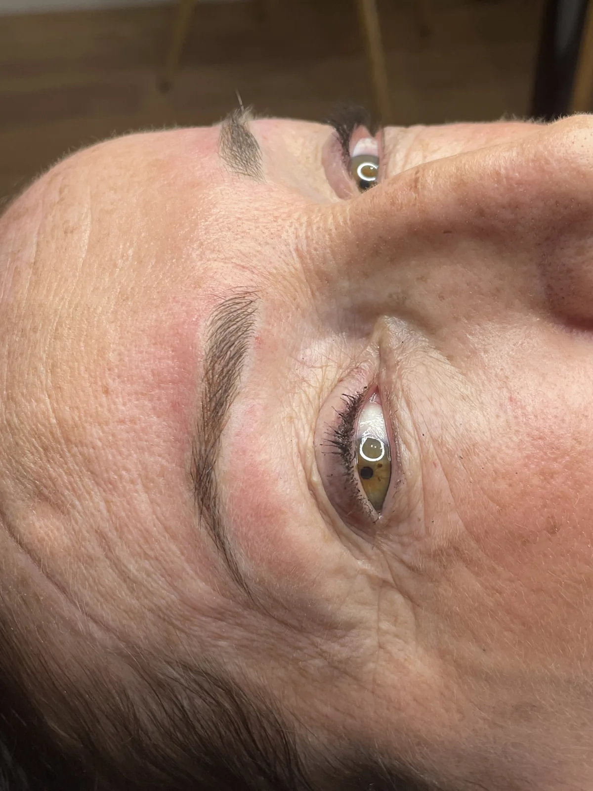 Sourcils d'une peau mature après une dermopigmentation, réalisation de Chloé