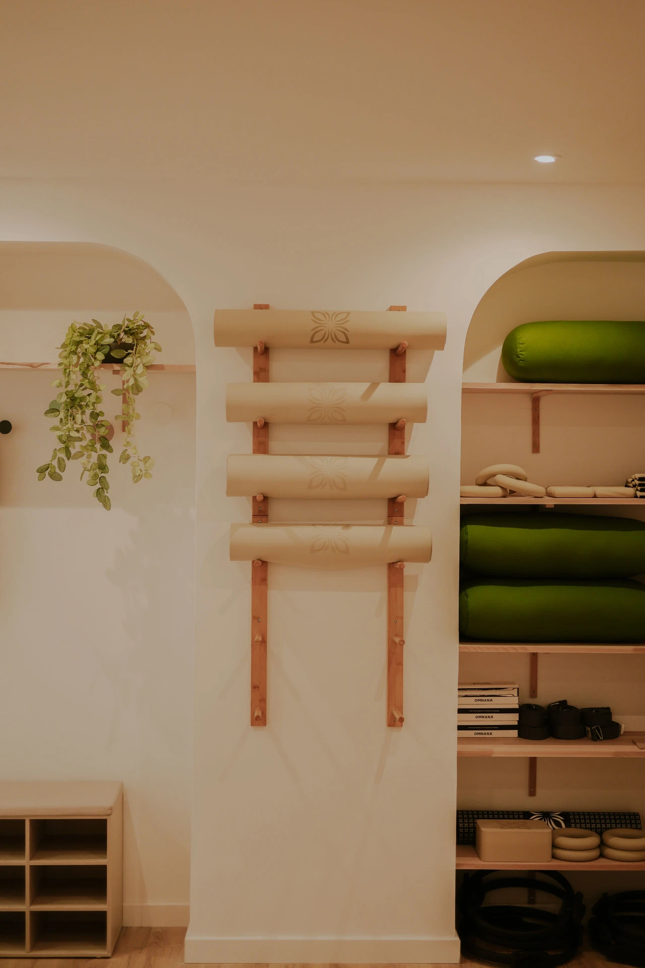 Tapis et accessoires de Yoga et Pilates rangés au Studio Confidence à Marseille