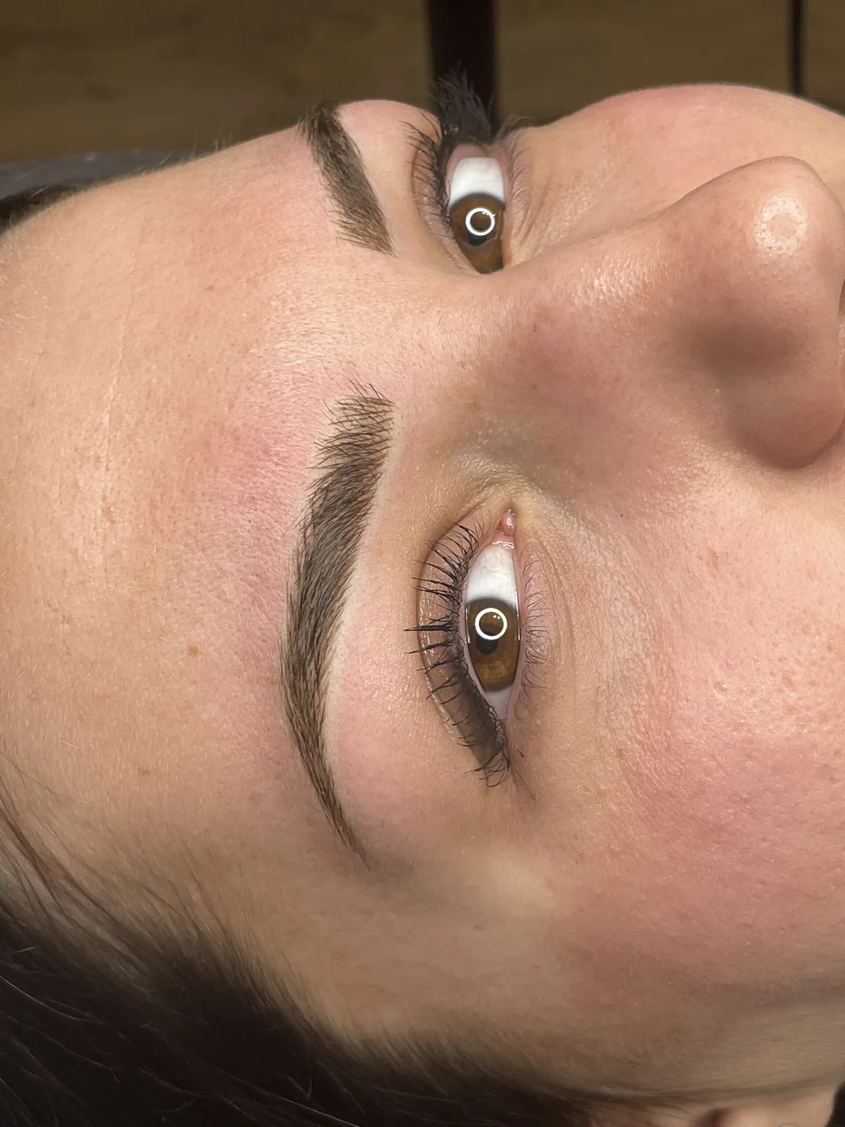 Sourcils après une dermopigmentation, réalisation de Chloé